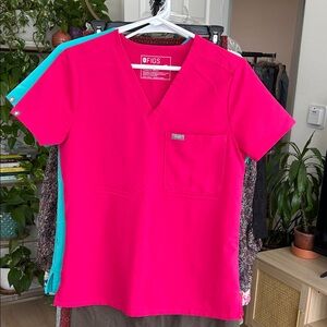 Figs Women’s Catarina One-Pocket Scrub Top. Ultra Rose. Size XS.